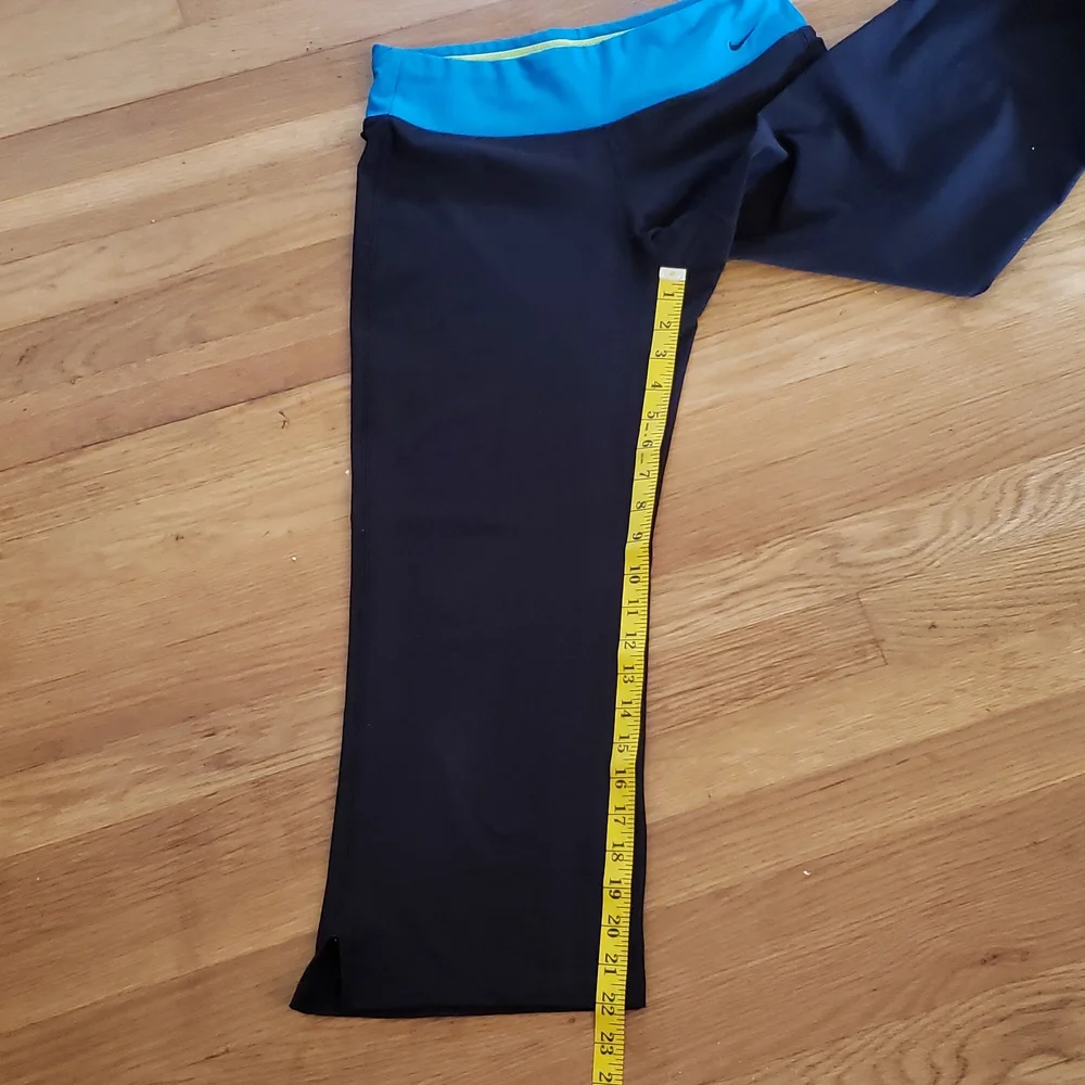 Nike Dri-Fit Black with Blue Trim Capri Athletic Pants Women's Size Small - Picture 10 of 12